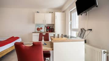 Een koelkast, een oven, een kookplaat, een vaatwasser