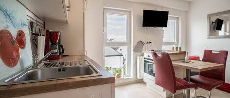 Jääkaappi, uuni, liesi, astianpesukone