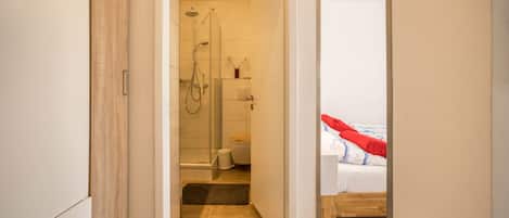 Een douche, een haardroger, handdoeken