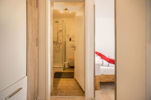 Suihku, hiustenkuivaaja, pyyhkeet