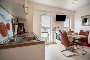 Jääkaappi, uuni, liesi, astianpesukone