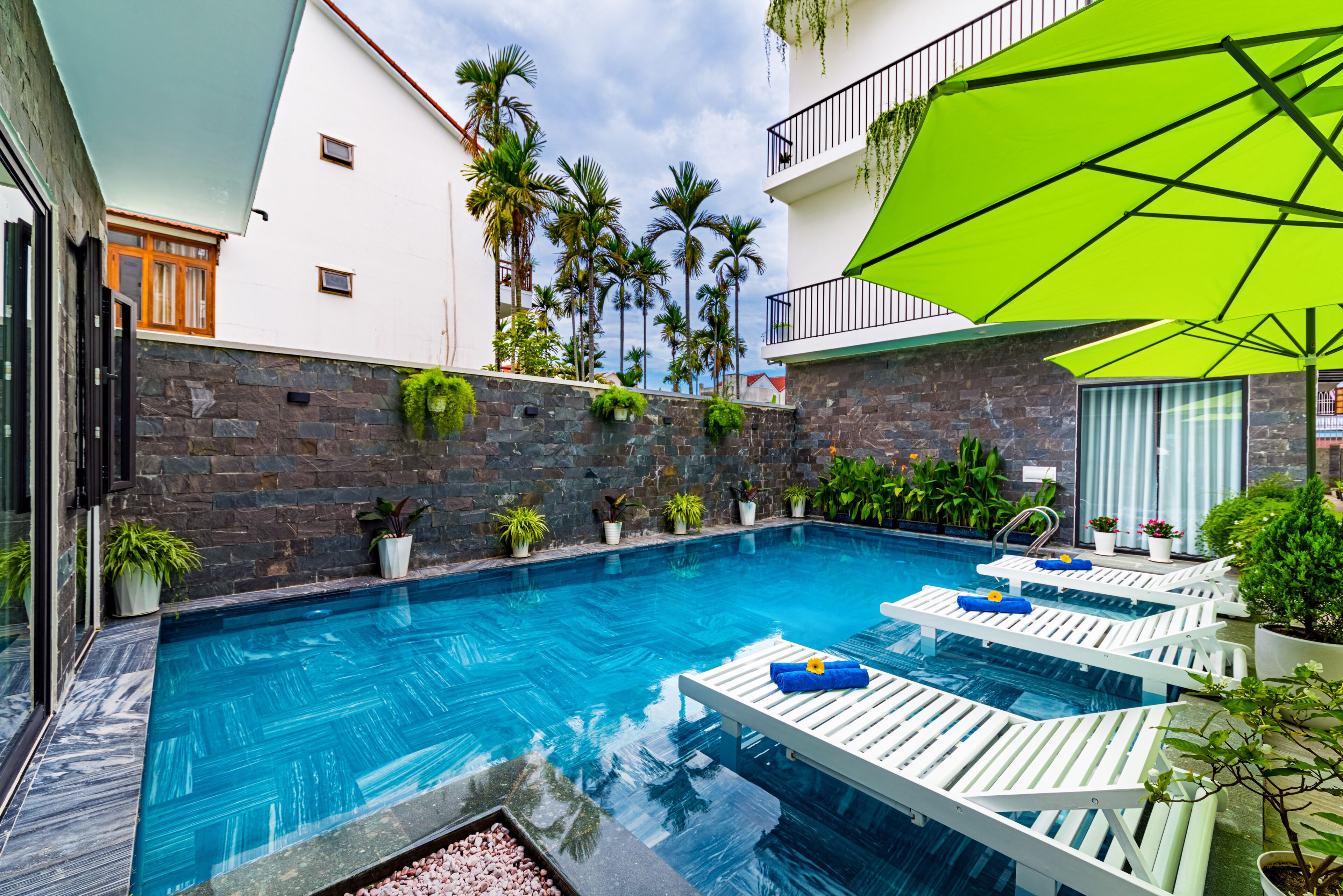 Utendørsbasseng, bassengparasoller og solsenger