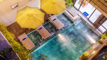 Außenpool, Sonnenschirme, Liegestühle