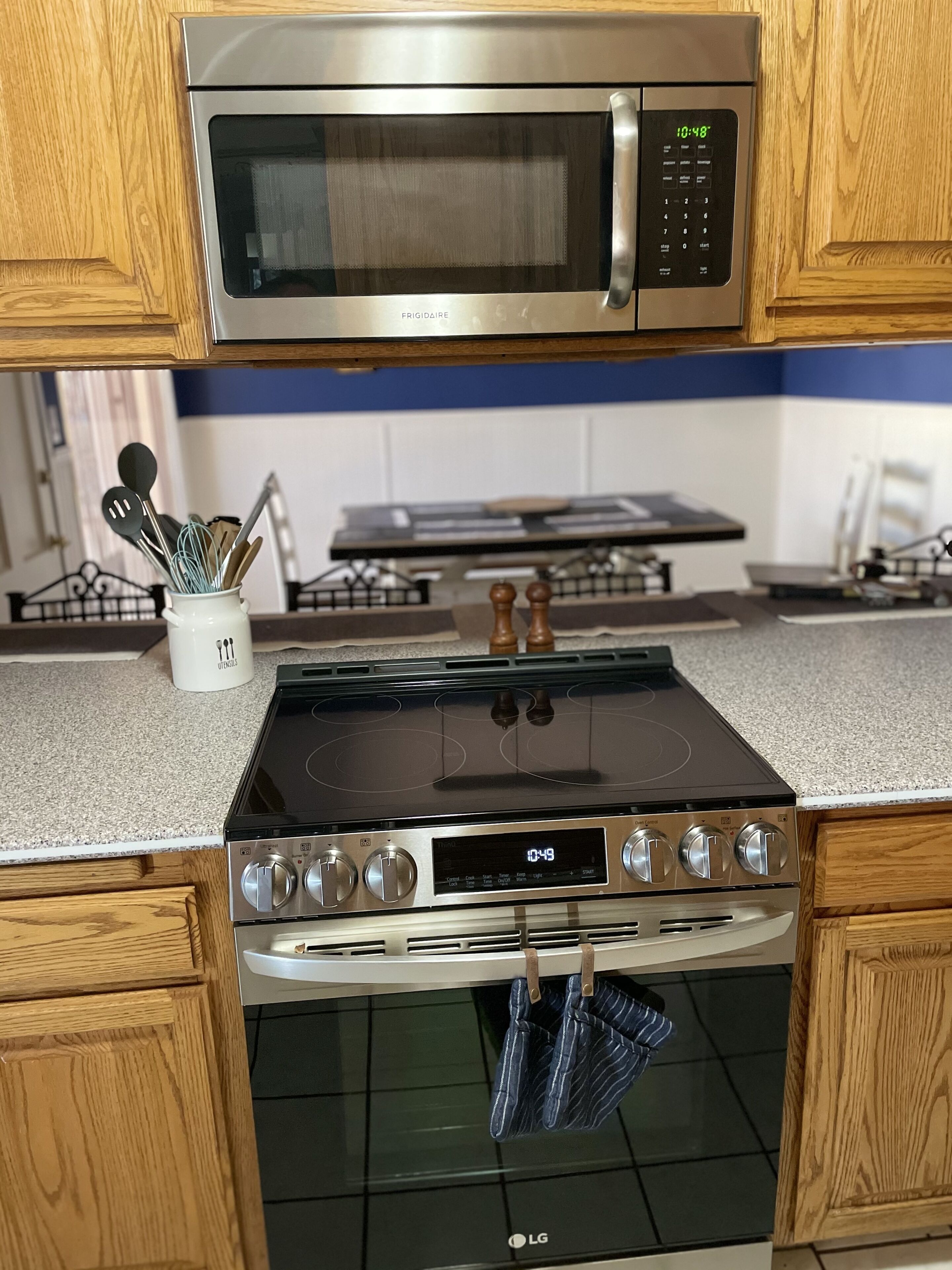 Refrigerador, microondas, horno y parrilla de estufa 