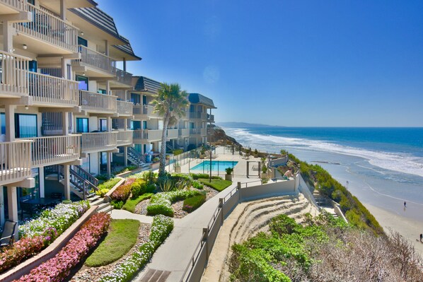 Exterior - Steps to Sand, Luxury Family Townhome with Central A/C BBQ Crib Resort Amenities (Solana Beach)