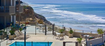 Steps to Sand, Luxury Family Townhome with Central A/C BBQ Crib Resort Amenities