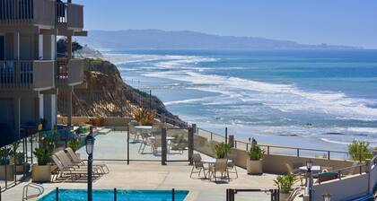 Steps to Sand, Luxury Family Townhome with Central A/C BBQ Crib Resort Amenities
