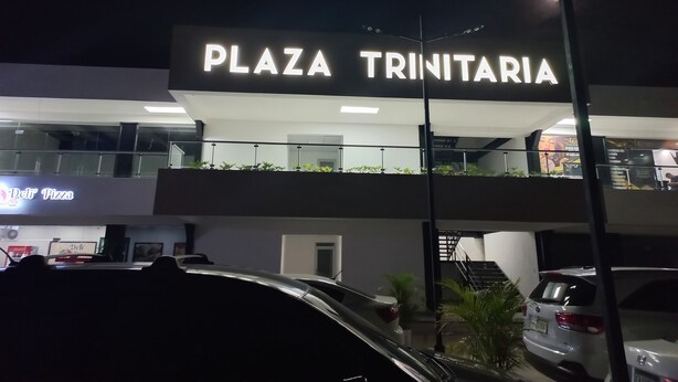 Un edificio con un cartel que dice "PLAZA TRINITARIA".