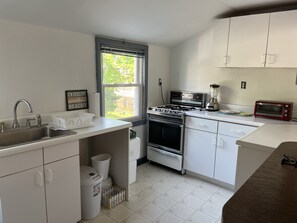 Een koelkast, een magnetron, een oven, een kookplaat