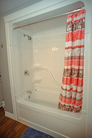 Duschwanne, Handtücher, Shampoo, Toilettenpapier
