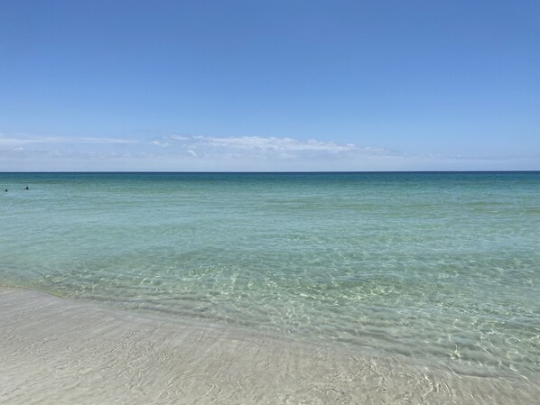 Una spiaggia nelle vicinanze, lettini da mare, teli da spiaggia