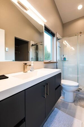 Hair dryer, towels - Stunning Property, Walking Distance to Downtown/Br (Homer)