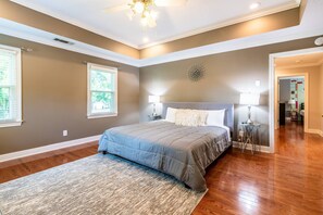 4 bedrooms, iron/ironing board, WiFi, bed sheets