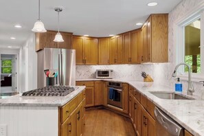 Full-size fridge, microwave, oven, stovetop