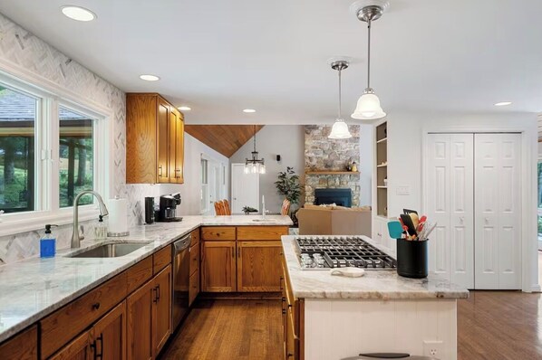 Full-size fridge, microwave, oven, stovetop