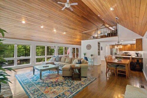 Large updated home with Game Room, Theater, hot tub and fire pit on Bryce Resort