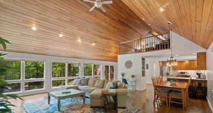 Large updated home with Game Room, Theater, hot tub and fire pit on Bryce Resort