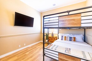 4 bedrooms, desk, iron/ironing board, travel crib