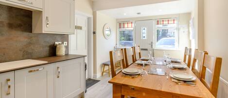 Lave-vaisselle, batterie de cuisine, vaisselle et ustensiles