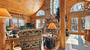 Een smart-tv, een open haard, een dvd-speler en boeken