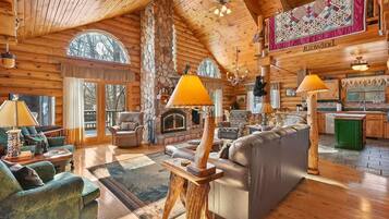 Smart-tv, eldstad, dvd-spelare och böcker