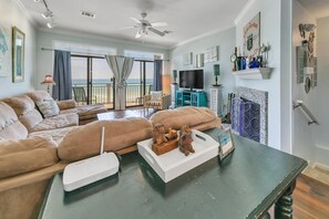 Smart TV, caminetto, lettore DVD, libri