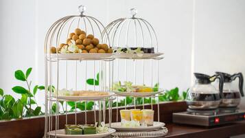 Daily full breakfast (VND 100000 per person)