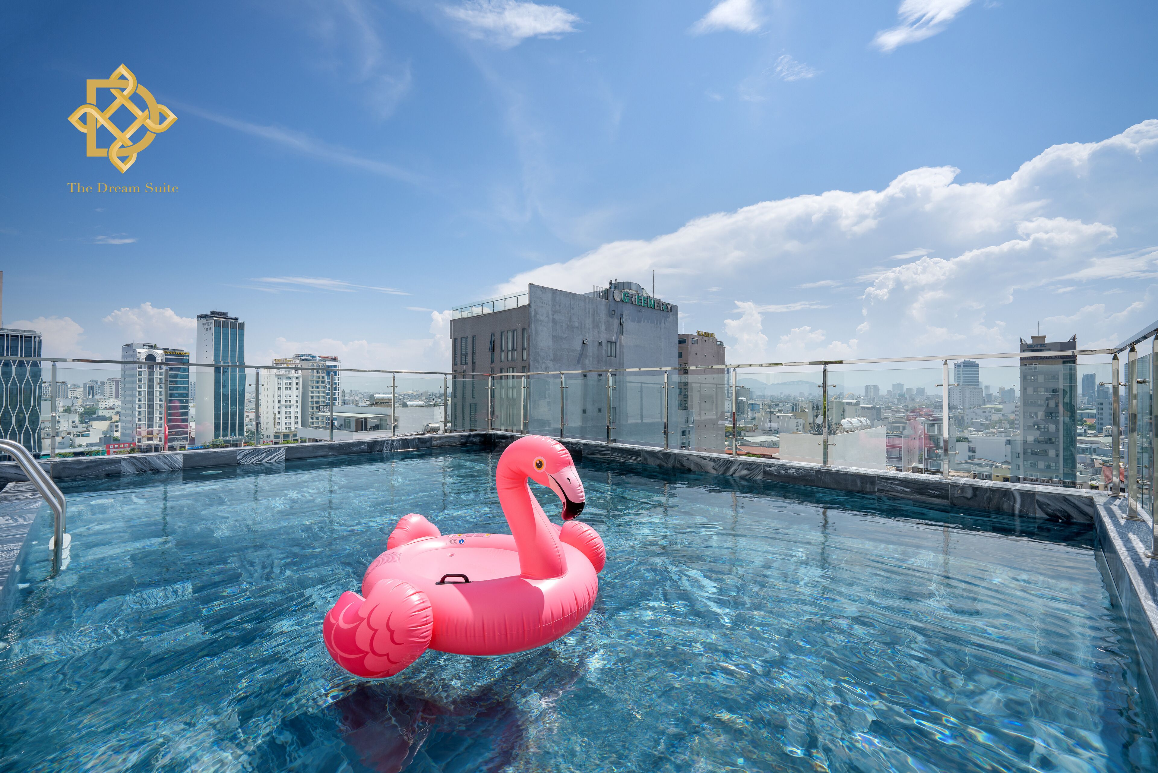 Una piscina al aire libre, sillones reclinables de piscina