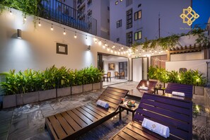 Una piscina al aire libre, sillones reclinables de piscina