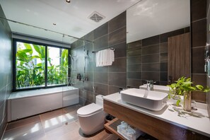 Appartement Luxe | Salle de bain | Douche, articles de toilette de luxe, sèche-cheveux, peignoirs