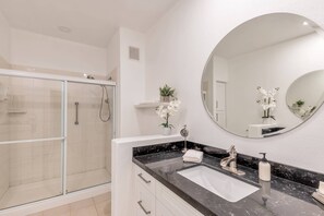 Séchoir à cheveux, serviettes fournies, shampooing