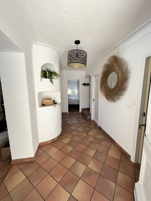 Interior - VILLA PROVENÇALE, SWIMMING POOL, 3 bedrooms, 6 beds, 3 bathrooms, 2 toilets, 5 mins from beaches and golf course (Fréjus)