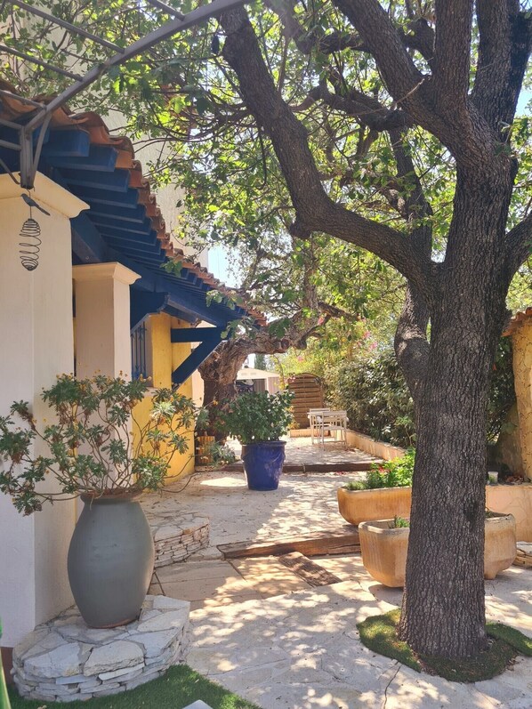 Terrace/patio - VILLA PROVENÇALE, SWIMMING POOL, 3 bedrooms, 6 beds, 3 bathrooms, 2 toilets, 5 mins from beaches and golf course (Fréjus)