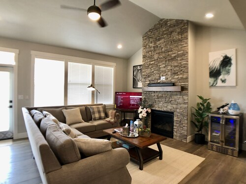 Redmond Midtern - 30+days Stay, 6 min to Airport. King Bed