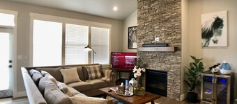 Redmond Midtern - 30+days Stay, 6 min to Airport. King Bed