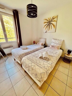 3 chambres, bureau, fer et planche à repasser, lit parapluie