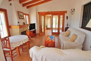 Fernseher, DVD-Player, Stereoanlage