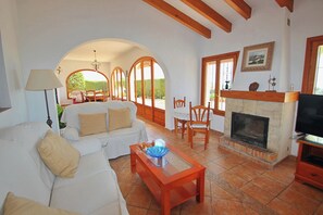 Een televisie, een dvd-speler en een stereo