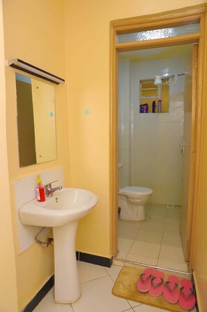 Combined shower/bathtub - Contemporary one-bedroom apartment near to Ruiru Rainbow Resort (Ruiru)