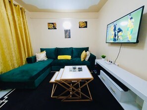 TV - Contemporary one-bedroom apartment near to Ruiru Rainbow Resort (Ruiru)