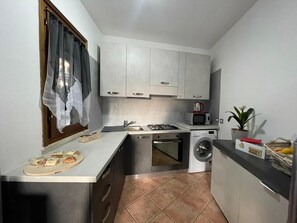 Fridge, microwave, oven, stovetop - Three-room apartment in residential area with PARKING-close to the sea and all services (Olbia)