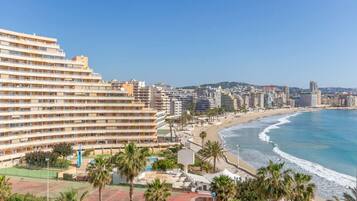 Ubicación cercana a la playa y toallas de playa