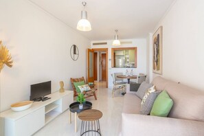 Een televisie en een open haard