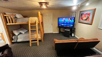 Suite | Oppholdsområde | En 50-tommers smart-TV med digitale kanaler samt TV og Hulu