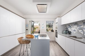 Fridge, microwave, oven, stovetop - 6 The Strand sleeps 8 guests, footsteps from Porth beach (Newquay)
