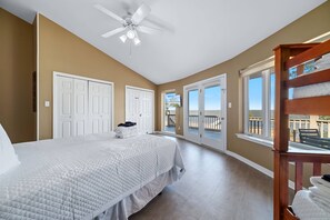 4 habitaciones, tabla de planchar con plancha, wifi y ropa de cama 