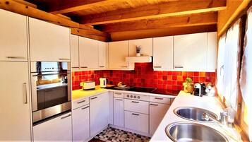 Frigorifero, forno, piano cottura, lavastoviglie