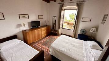 2 Schlafzimmer, Schreibtisch, Bügeleisen/Bügelbrett, Reisekinderbett