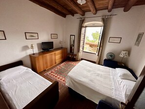 2 Schlafzimmer, Schreibtisch, Bügeleisen/Bügelbrett, Reisekinderbett