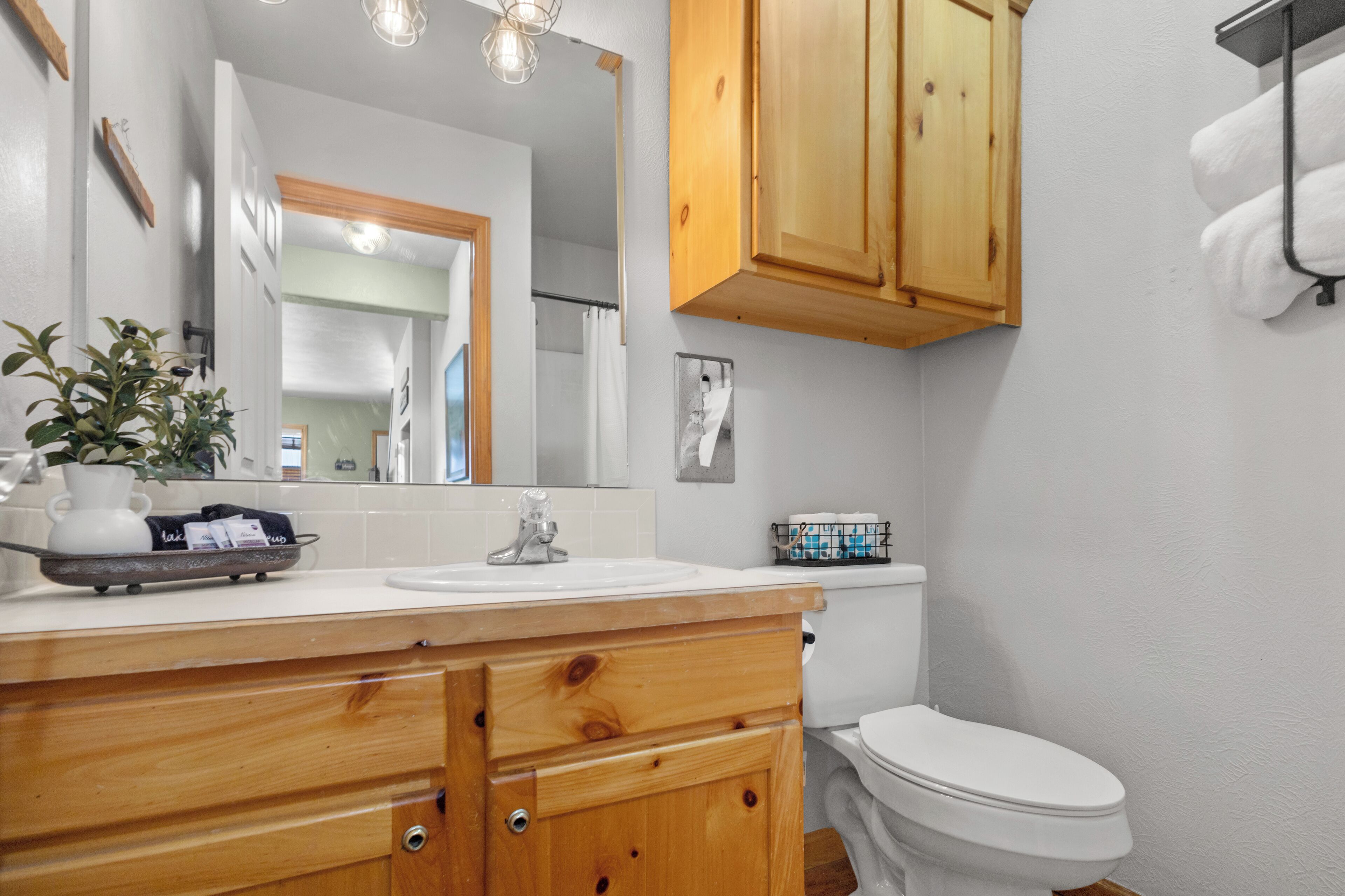 Regadera, secadora de cabello, toallas 